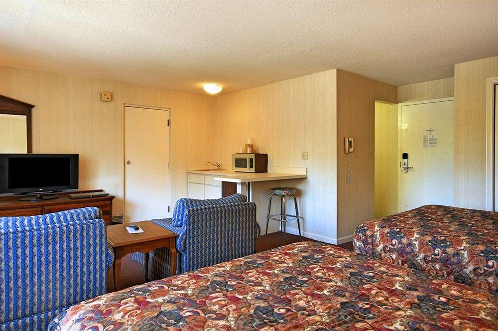 Econo Lodge Inn & Suites 格罗顿 外观 照片