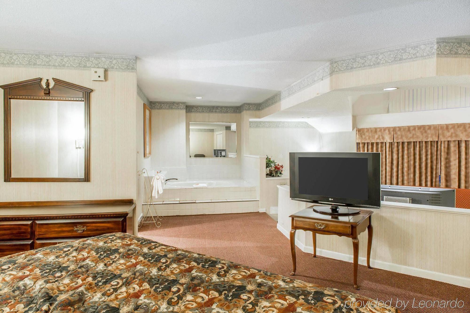 Econo Lodge Inn & Suites 格罗顿 外观 照片