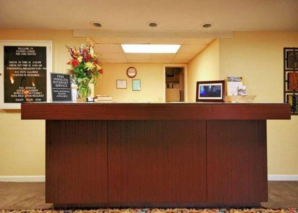 Econo Lodge Inn & Suites 格罗顿 内观 照片