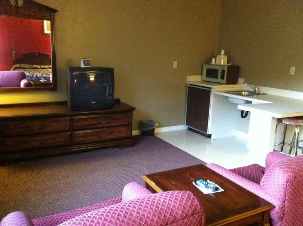 Econo Lodge Inn & Suites 格罗顿 外观 照片